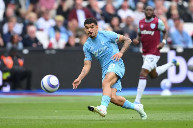 Morgan Gibbs-White passes ball