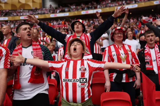 Sunderland fans singing at Wembley before kick-off