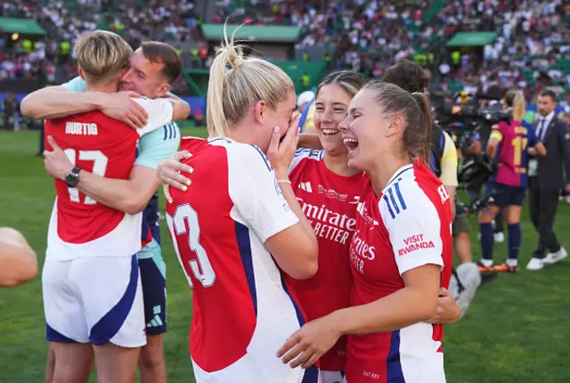 Alessia Russo, Kyra Cooney-Cross and Victoria Pelova of Arsenal celebrate