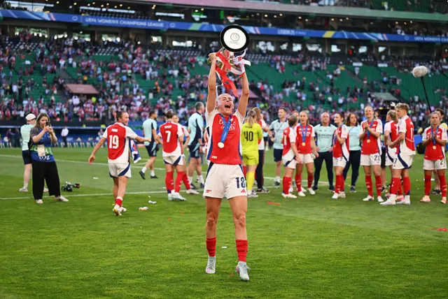Kelly lifts the trophy