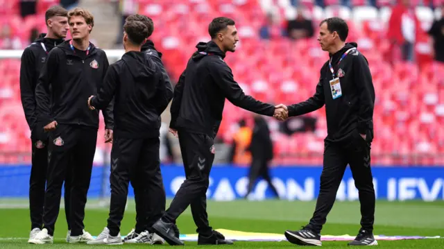 Sunderland players and manager on the pitch at Wembley