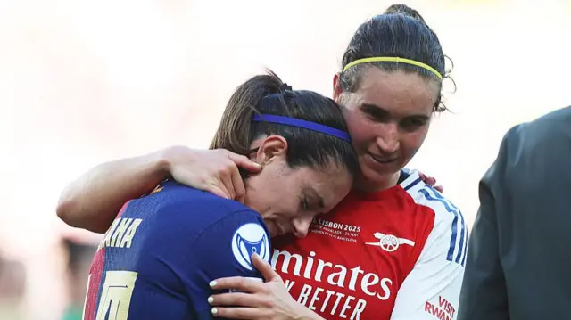 Mariona consoles Aitana after full time