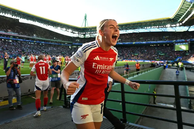 Kelly cleebrates in front of the Arsenal fans