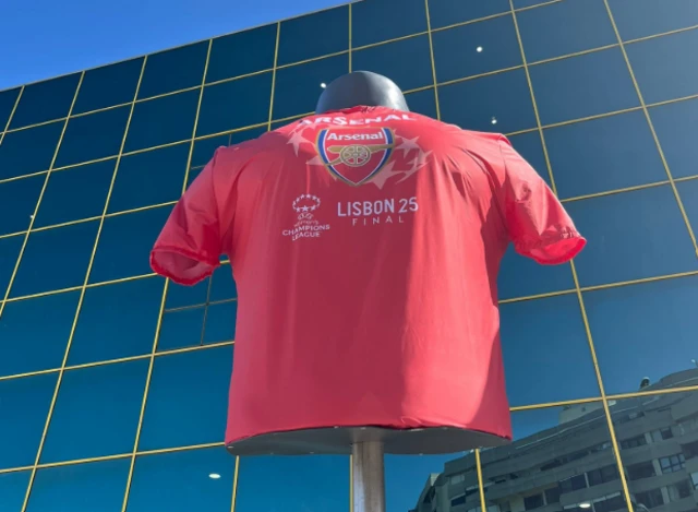 Arsenal shirt statue in Lisbon
