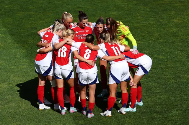 Arsenal huddle before the second half