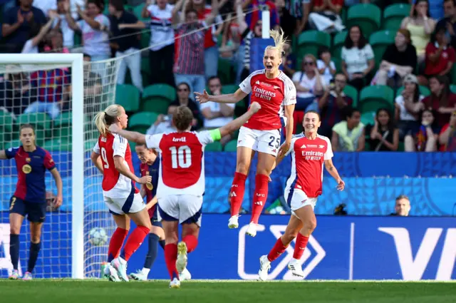 Blackstenius celebrates her goal with teammates
