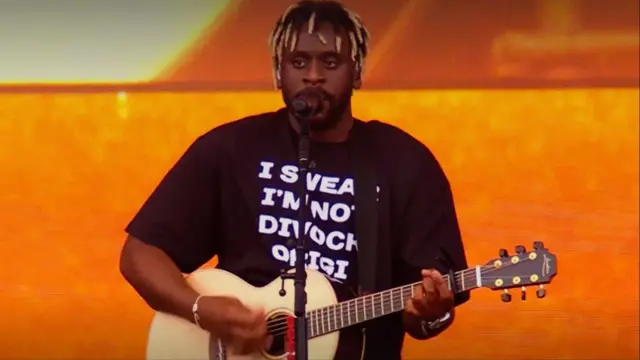 Myles Smith wearing a T-Shirt that says: "I swear I'm not Divock Origi"