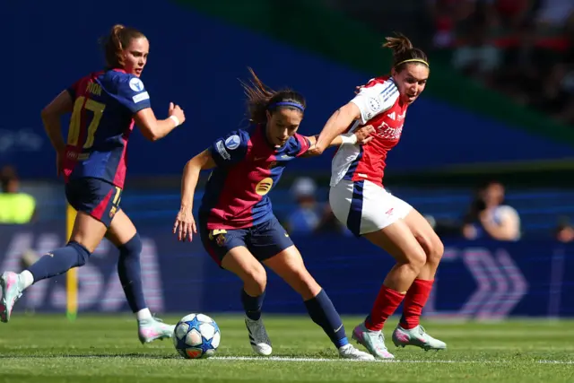 Bonmati holds off Caldentey in midfield