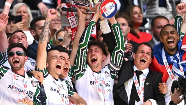 Dan Neil lifts the trophy