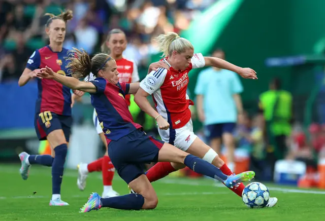 Russo tries to evade the challenge of Paredes