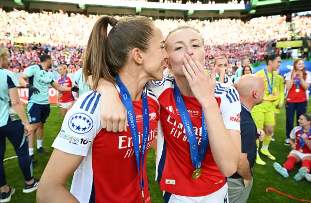 Leah Williamson of Arsenal blows a kiss