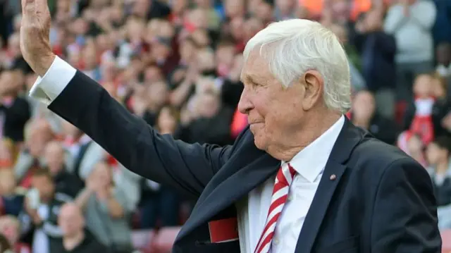 Jimmy Montgomery waving ahead of the Coventry semi-final second leg