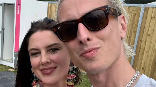 Ellie Rowsell and Theo Ellis take a selfie. Rowsell has brown hair and Ellis has blonde hair.