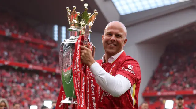 Arne Slot holds the trophy