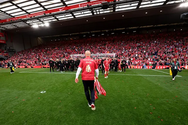 Arne Slot, Manger of Liverpool, celebrates