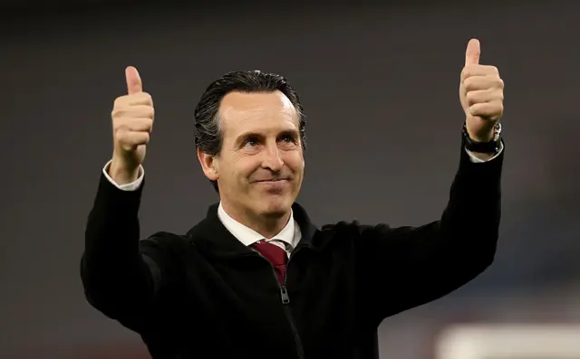 Unai Emery with his thumbs up