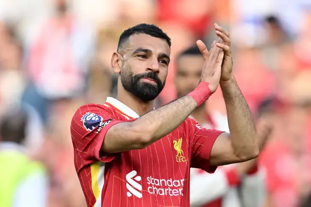 Mohamed Salah applauding
