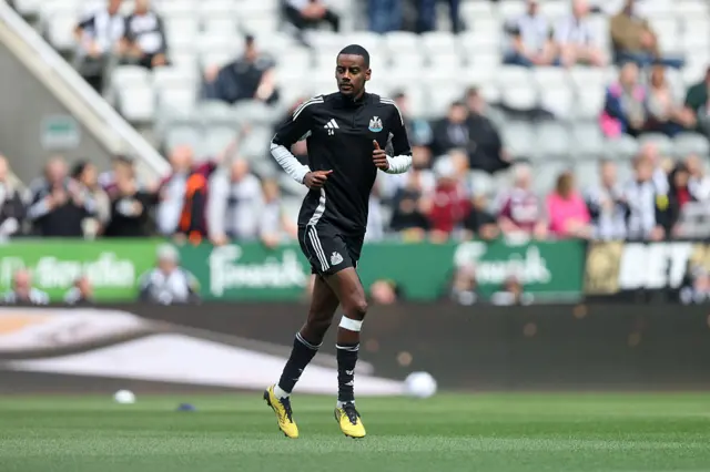 Alexander Isak of Newcastle United warms up prior to the Premier League match between Newcastle United FC and Everton FC at St James' Park on May 25, 2025 in Newcastle upon Tyne, England.