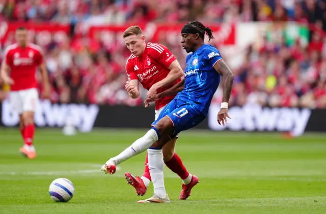 Chelsea's Noni Madueke and Nottingham Forest's Elliot Anderson battle for the ball