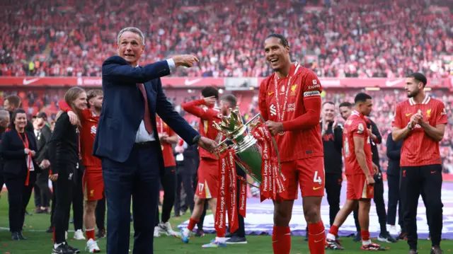 Alan Hansen and Virgil van Dijk hold the trophy