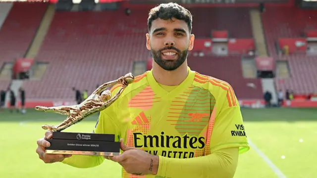 David Raya with the Golden Glove trophy