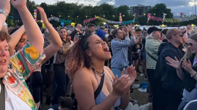 Sian singing along in the crowd