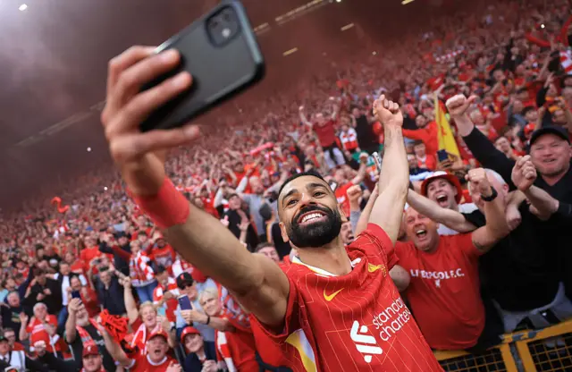 Mohamed Salah taking a selfie with fans