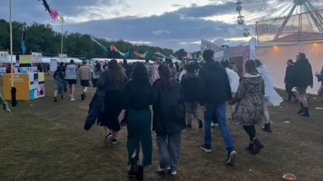 Festival goers rushing over to the main stage