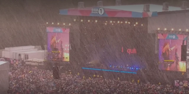 Haim perform in the rain