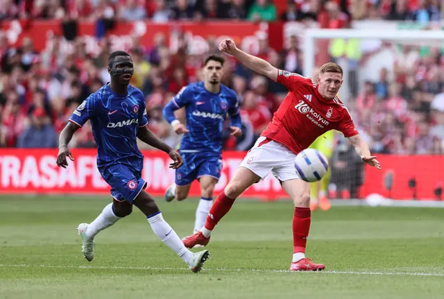 Nottingham Forest's Elliot Anderson plays the ball down