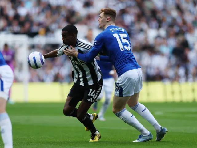 Newcastle United's Alexander Isak in action with Everton's Jake O'Brien