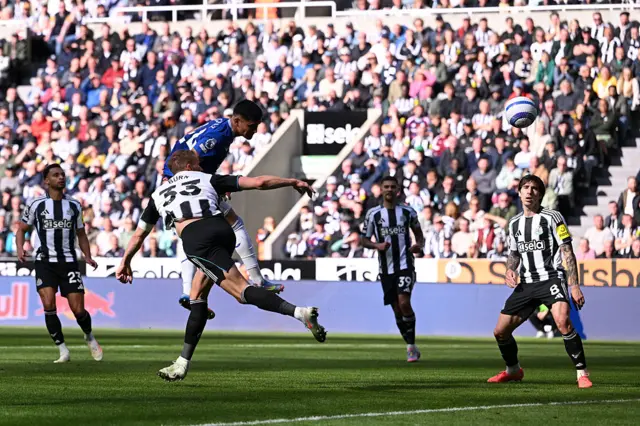 Carlos Alcaraz of Everton scores his team's first goal