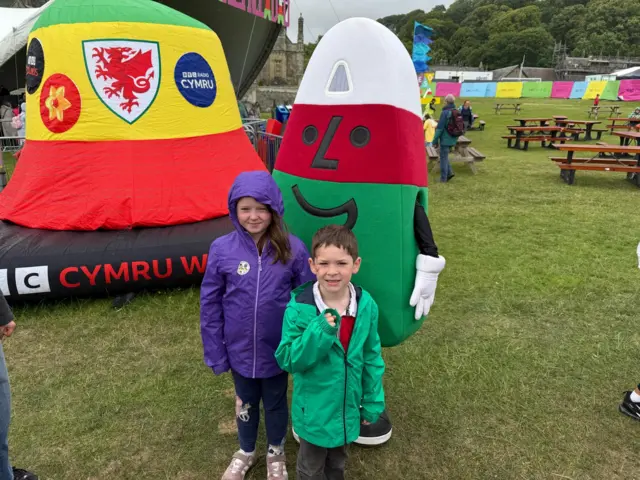 Bella, Harri, Mistar Urdd