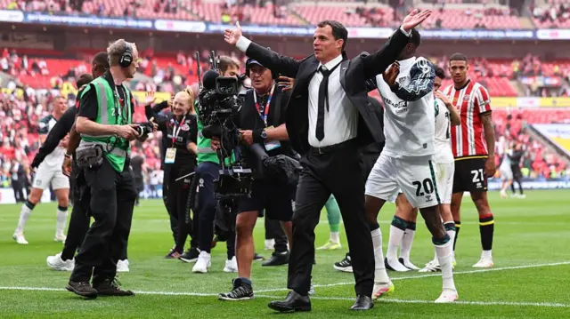 Regis Le Bris celebrates after Sunderland's promotion