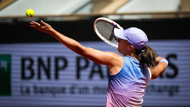 Iga Swiatek serves