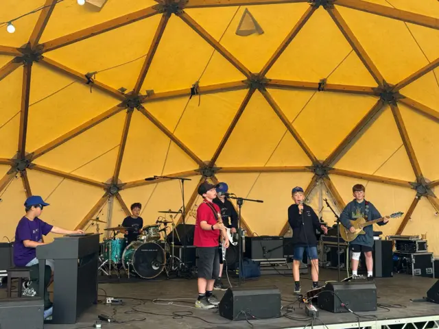 Coron Moron ar lwyfan Garddorfa