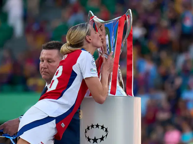 Chloe Kelly kissing the Women's Champions League trophy