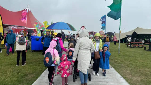 Cerdded ar faes yr Eisteddfod