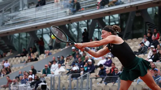 Carole Monnet plays a backhand return