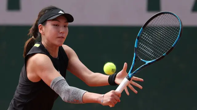Wang Xinyu plays a backhand