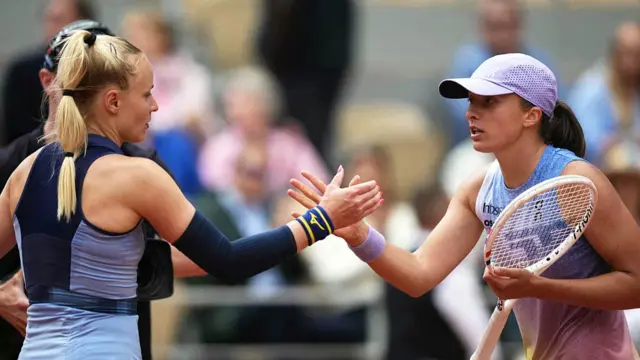 Winner Poland's Iga Swiatek (R) shakes hands with Slovakia's Rebecca Sramkova