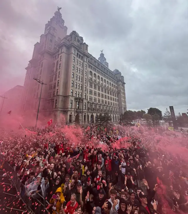 Crowd in front of Liver Building