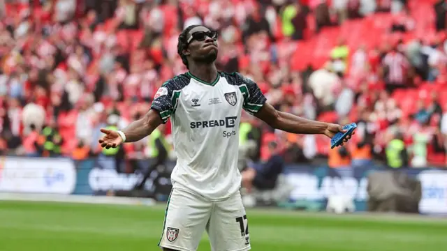 Eliezer Mayenda celebrates with Sunderland fans