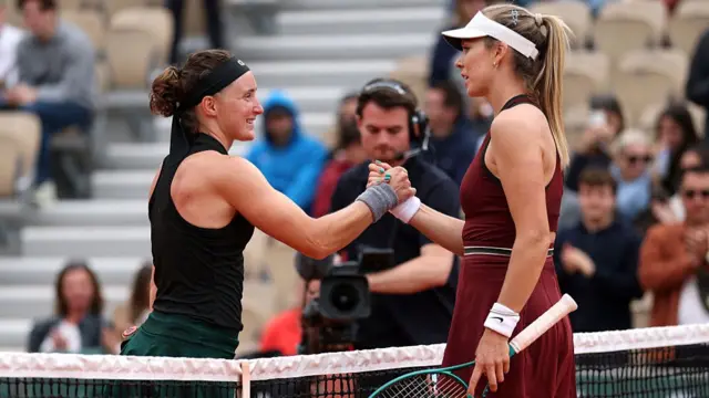 Katie Boulter shakes Carole Monnet's hand
