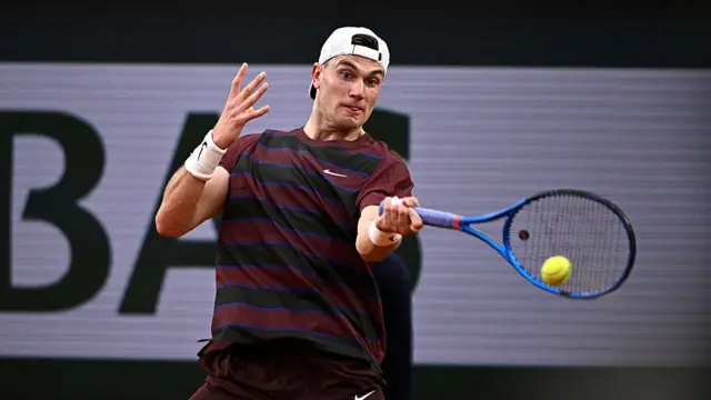 Jack Draper plays a forehand winner