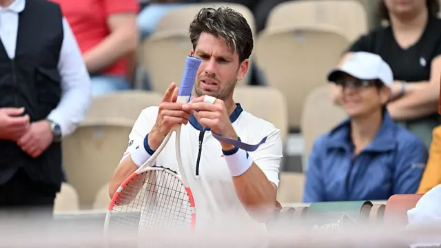 Cameron Norrie replaces his grip