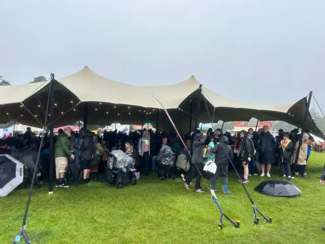 Amser cinio ar faes yr Eisteddfod