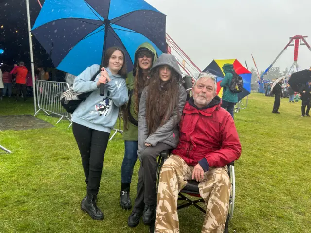 Richard a'i deulu yn trafod hygyrchedd ar faes yr Eisteddfod