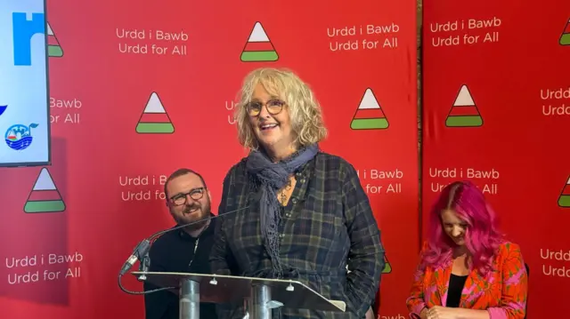 Caryl Parry Jones ar faes yr Eisteddfod ddydd Mawrth