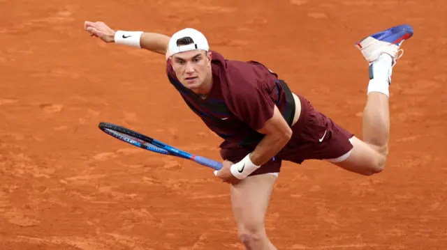 Jack Draper serves